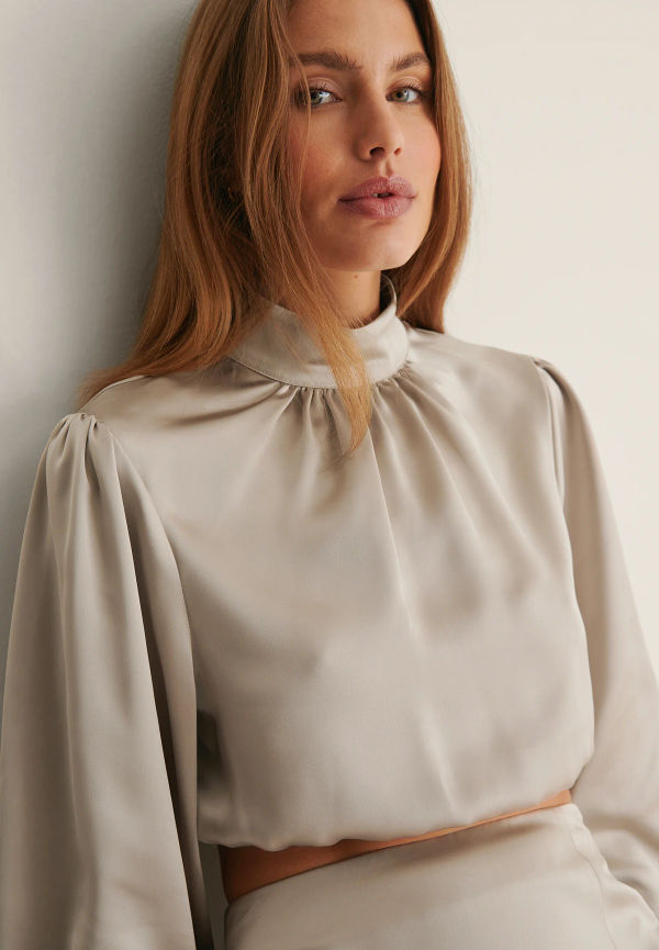 Curated Styles I Satin Croppad Blus Med Ballongärm - Beige