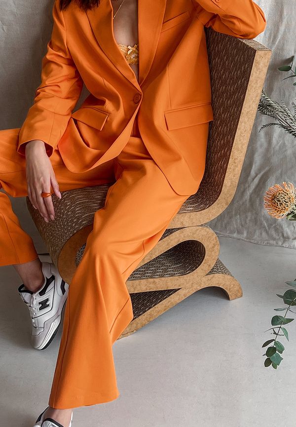 Curated Styles Kostymbyxor med raka ben - Orange