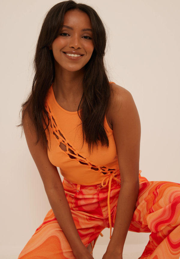 Curated Styles Topp med detalj fram - Orange