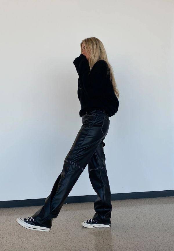 Josefine HJ x NA-KD Recycled pu-byxor med kontrastsöm - Black