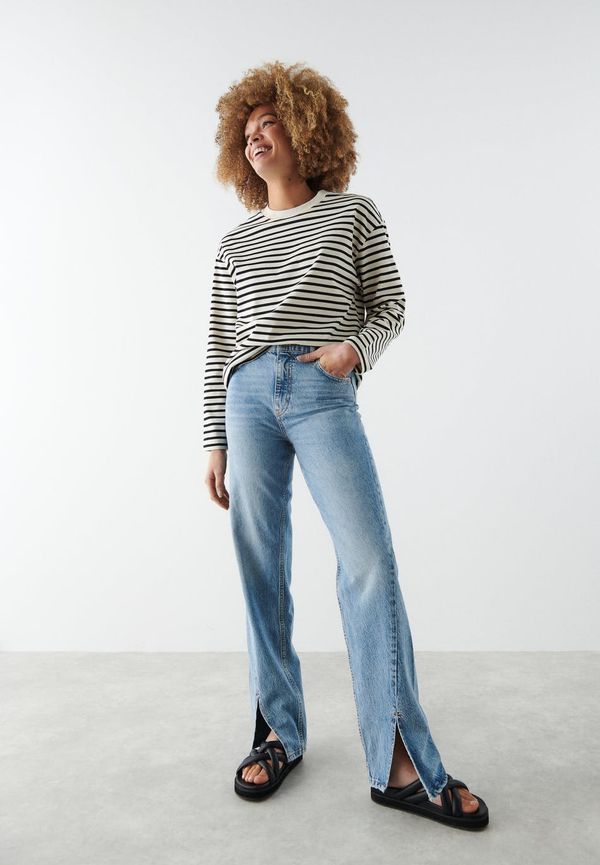 Long wide slit jeans