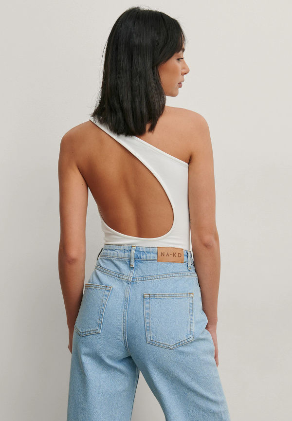 Matiamu By Sofia x NA-KD Body med en ärm och öppen rygg - White