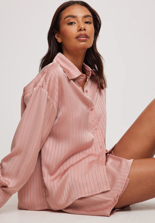 Molly Rustas x NA-KD Oversize satinskjorta - Pink,Stripe