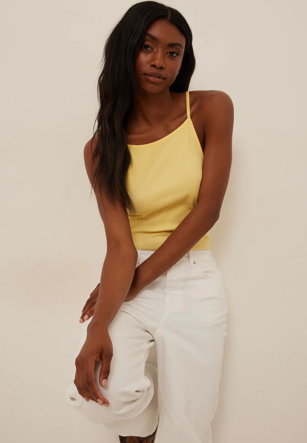 NA-KD Basic Linne med tunna band och hög hals - Yellow
