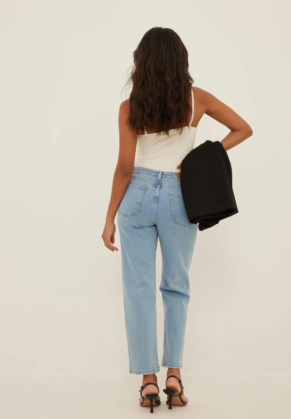 NA-KD Denim med smala ben och mellanhög midja - Blue