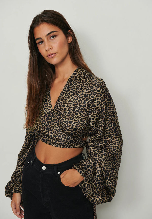 NA-KD Party Blus med en tvist på framsidan och en rynkad ärm - Leopard