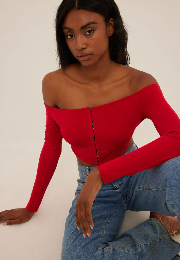 NA-KD Party Offshoulder topp med stängning - Red