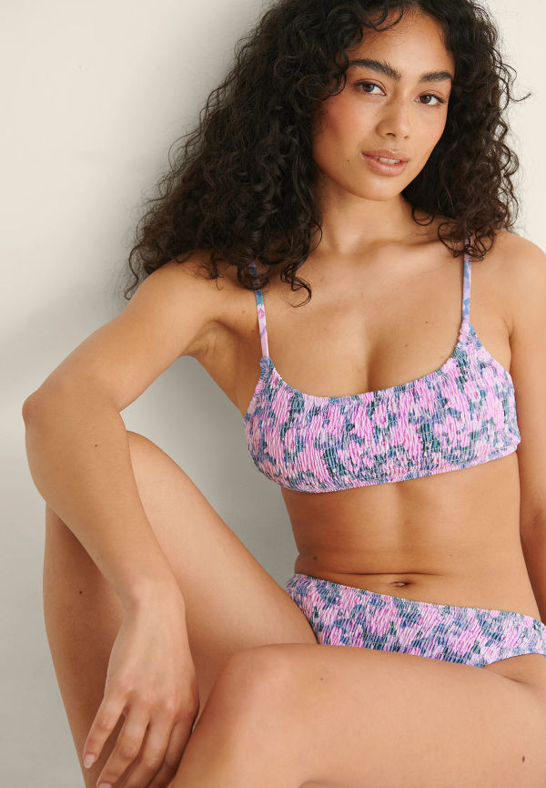 NA-KD Swimwear Clean Cut bikinitopp med smock - Pink