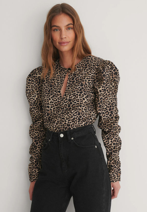 NA-KD Trend Draperad, Långärmad Blus Med Nyckelringning - Leopard