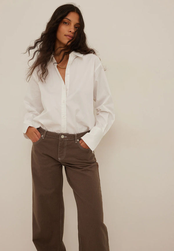 NA-KD Trend Jeans med kontrastsöm och låg midja - Brown