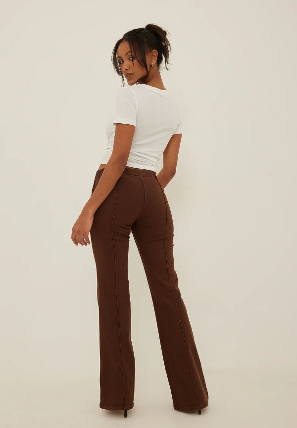 NA-KD Trend Jeans med låg midja och smala ben - Brown
