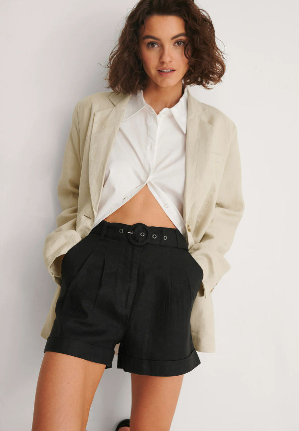 NA-KD Trend Med bälte linneshorts - Black