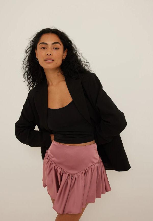 NA-KD Trend V-shaped Flowy Mini Satin Skirt - Pink