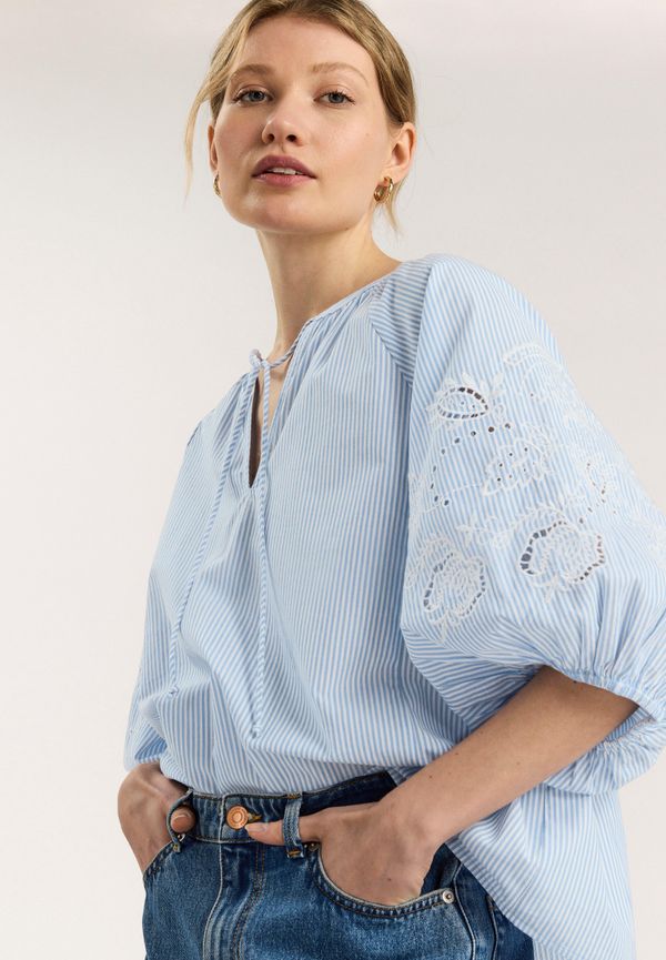 Randig blus med puffärm och broderier