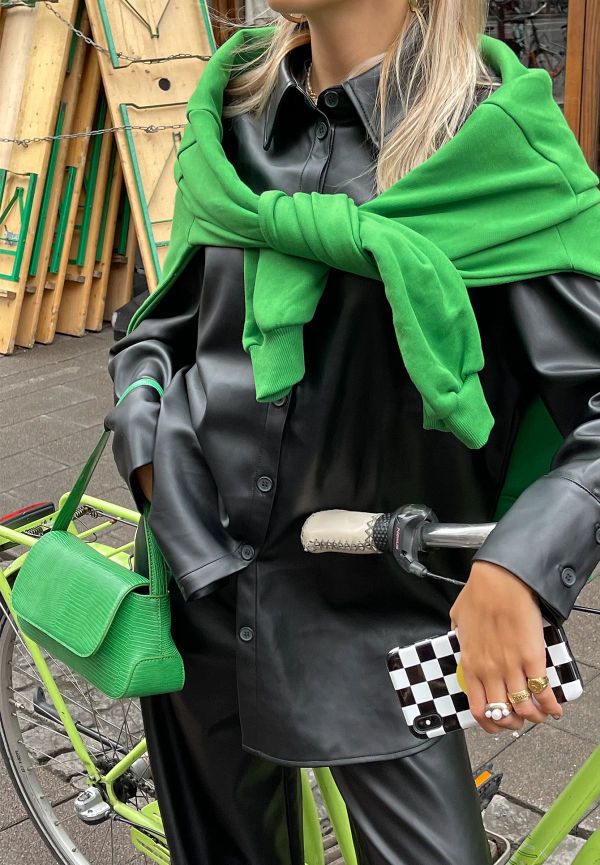Sofia Coelho x NA-KD Oversized PU-skjorta - Black