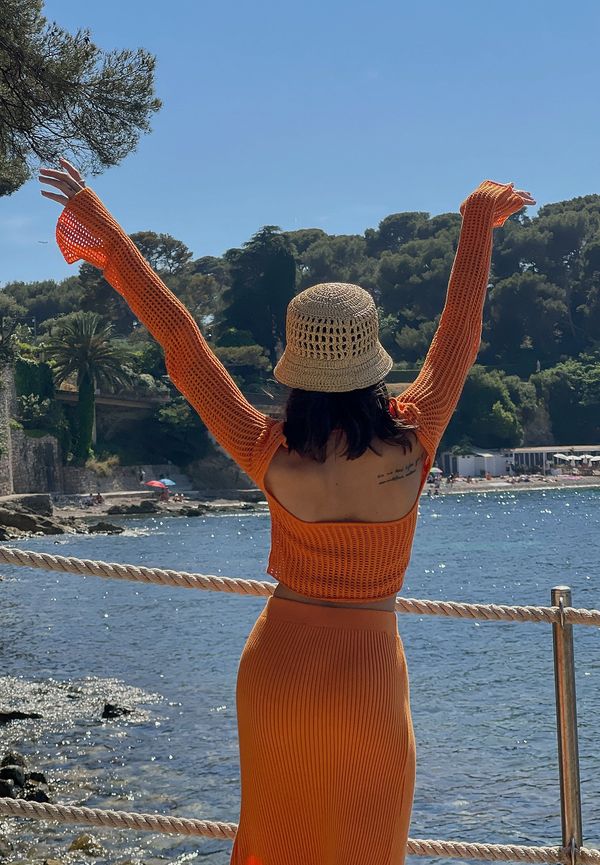 Susanna Wurz x NA-KD Stickad tröja med öppen detalj i ryggen - Orange