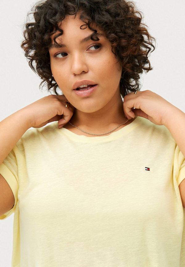 Tommy Hilfiger Curve - Topp Crv Rlx Linen Lyocell C-NK Top - Gul