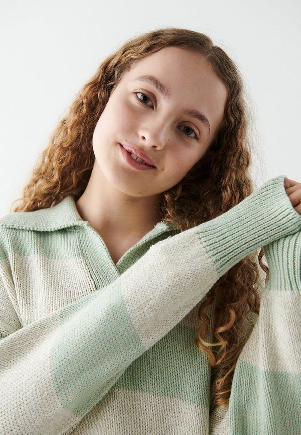 Y knitted collar sweater