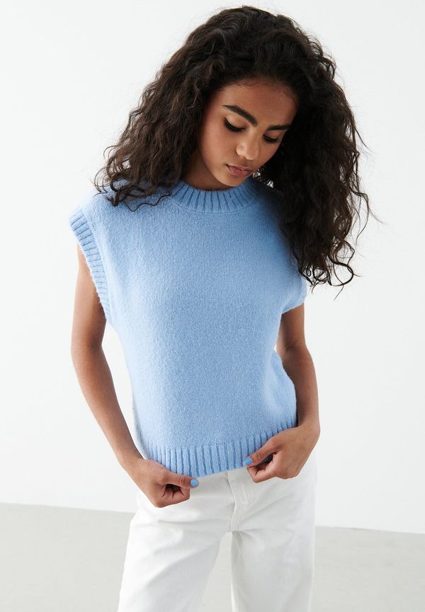 Y knitted slit vest