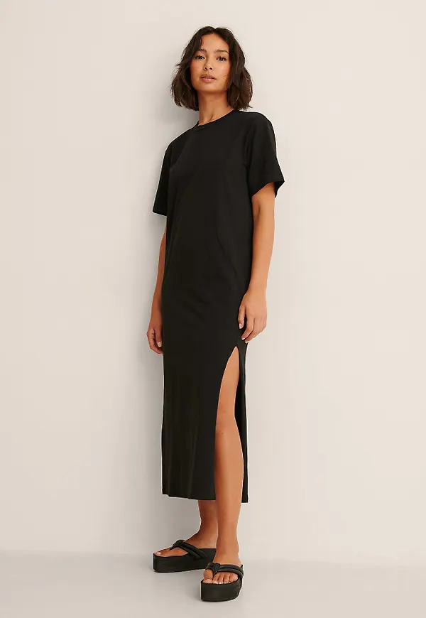 Pelican Bay x NA-KD Ekologisk t-shirtklänning med slits fram - Black