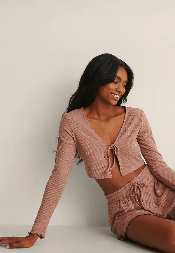 NA-KD Lingerie Återvunnen ribbstickad loungeweartopp med knyt fram - Pink
