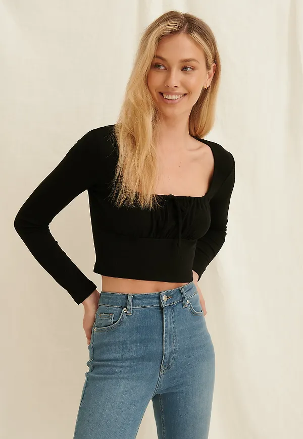 Pamela x NA-KD Reborn Återvunnen Topp Med Knyt Och Volanger På Framsidan - Black