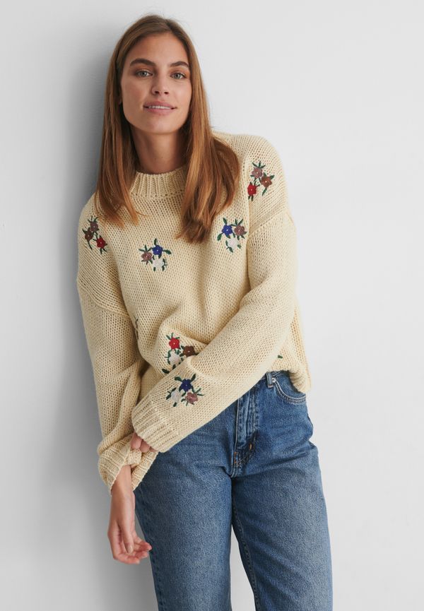 NA-KD Trend Flower Embroidery Round Neck Knitted Sweater - Offwhite