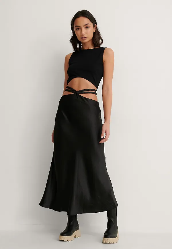 NA-KD Trend Midikjol I Satin - Black