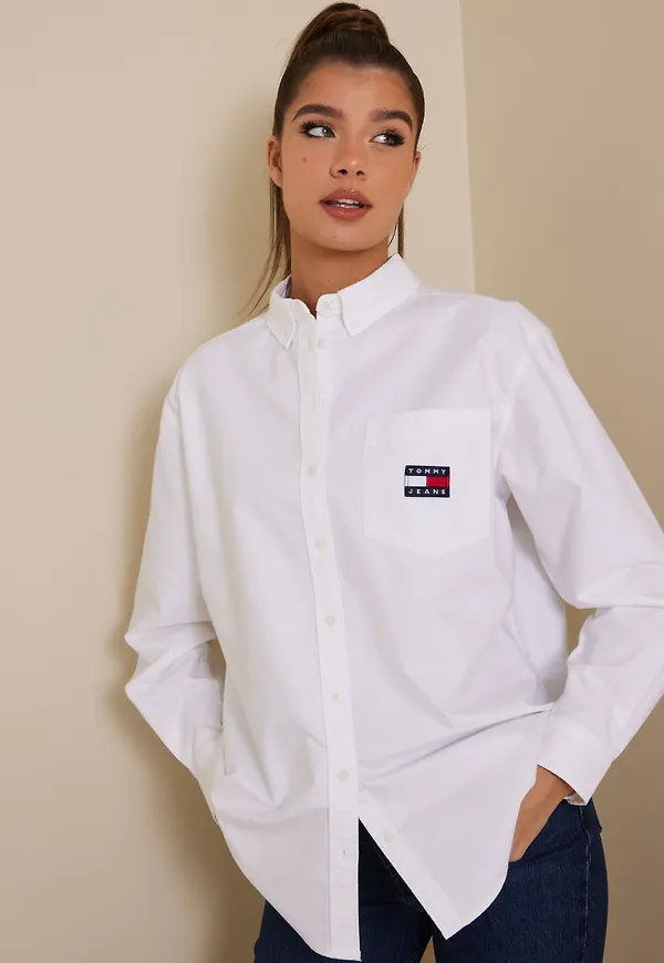 Tommy Jeans - Skjortor - White - Tjw Badge Boyfriend Shirt - Blusar & Skjortor - shirts