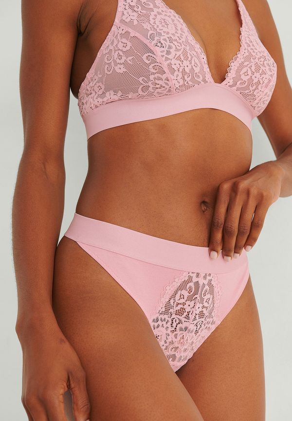 NA-KD Lingerie Trosa med hög skärning och spetsdetalj - Pink