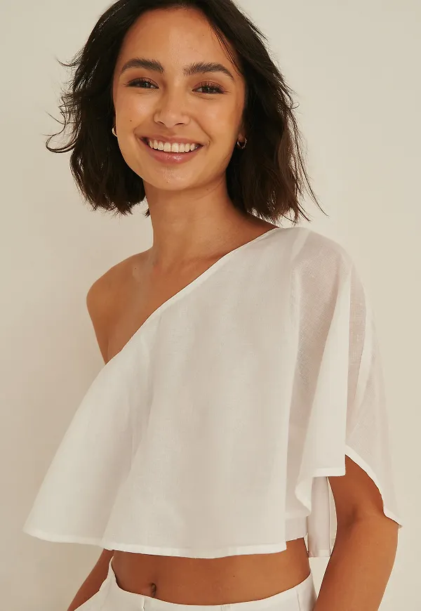 Rianne Meijer x NA-KD Topp med ett one-shoulder-look och en linneblandning - White