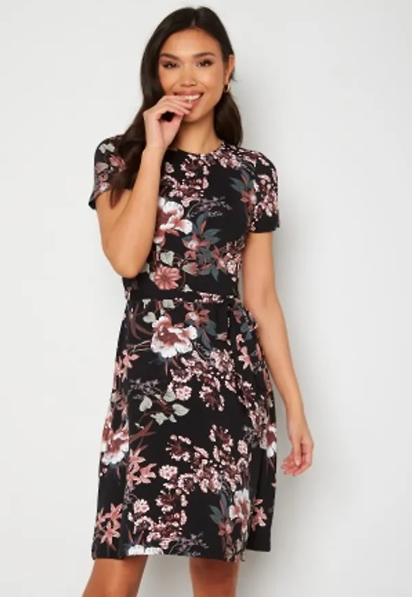 Happy Holly Tova ss dress Black / Floral 52/54