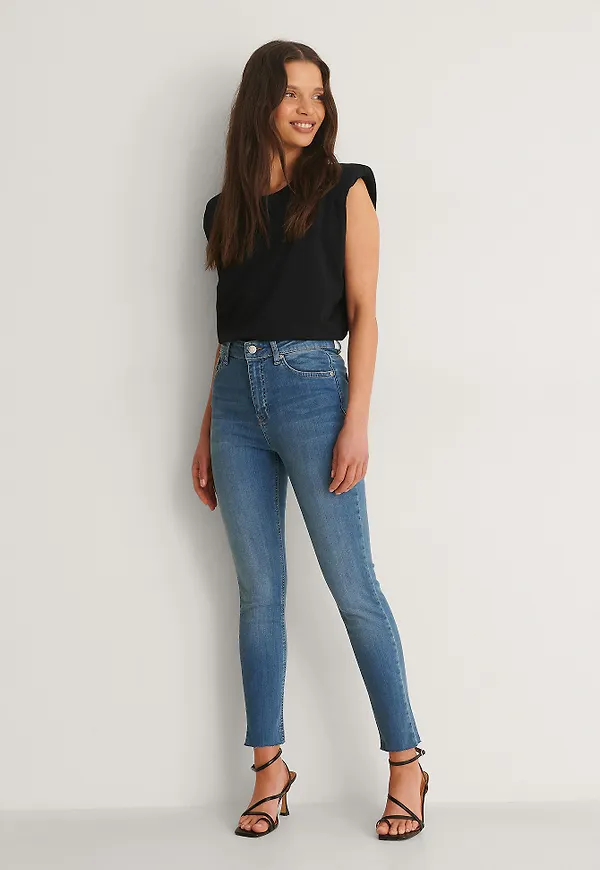 NA-KD Skinny Petite jeans med rå fåll - Blue
