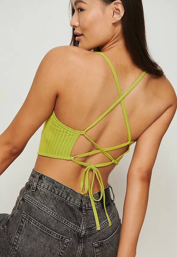 NA-KD Party Recycled ribbad topp med korsad rygg - Green