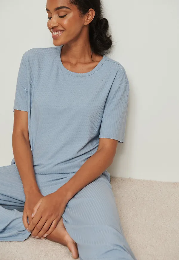 NA-KD Basic Återvunnen ribbad t-shirt med rå kant - Blue