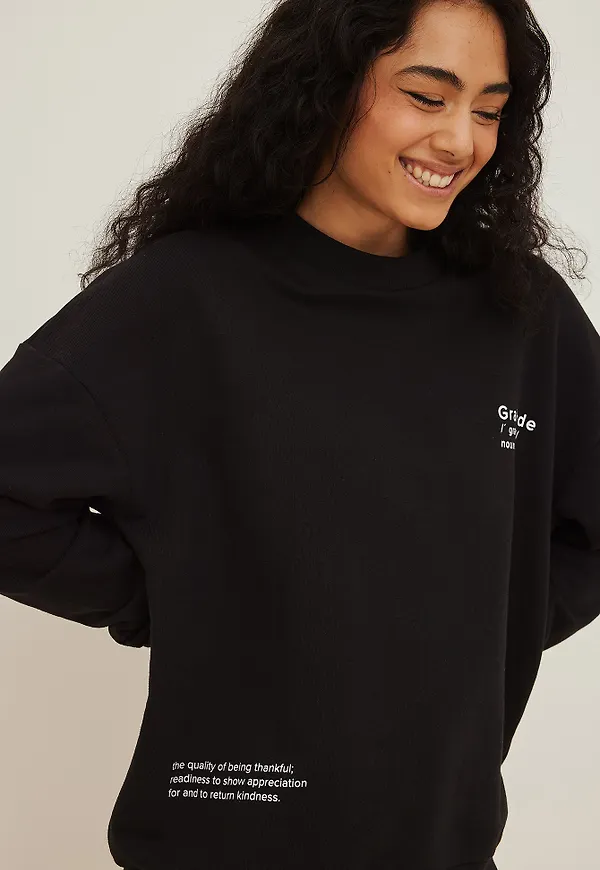 Anika Teller x NA-KD Tröja med tryck - Black