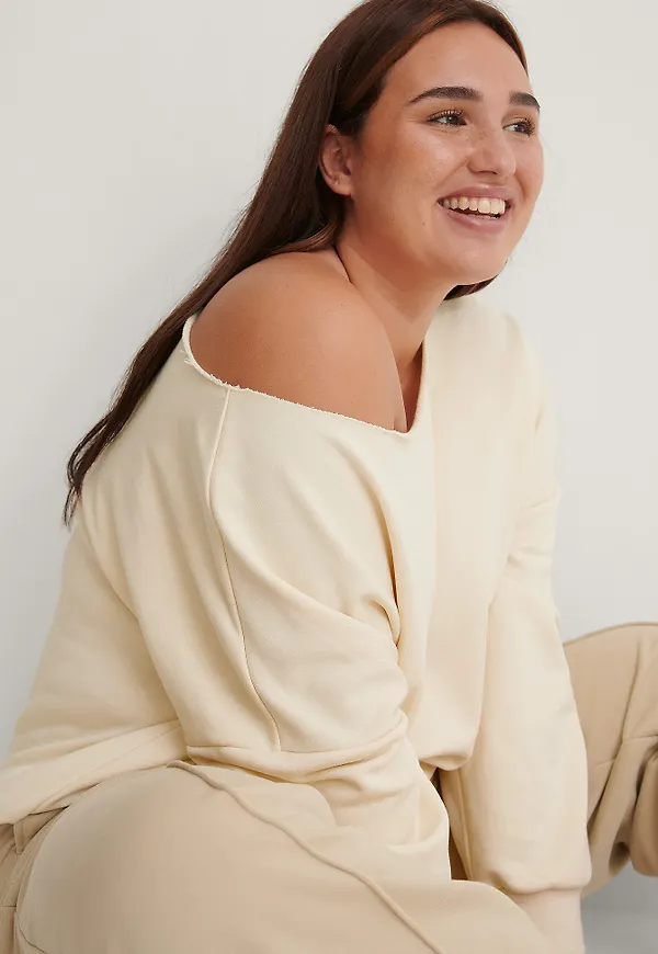 NA-KD Basic Recycled Tröja Med En Axel Och Rå Kant - Beige