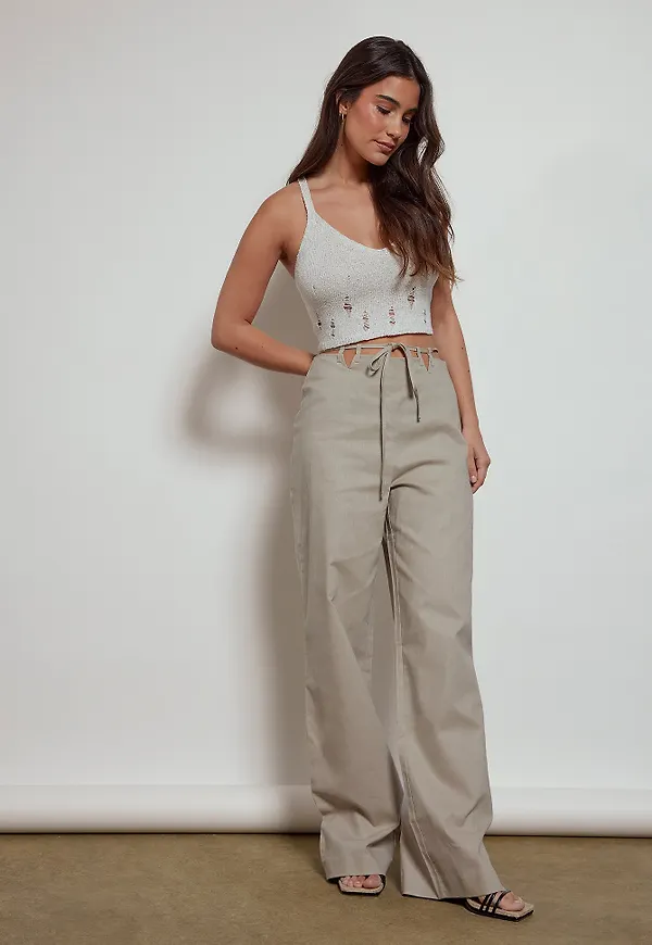 NA-KD Trend Cut-out detaljerade byxor i linneblandning - Beige