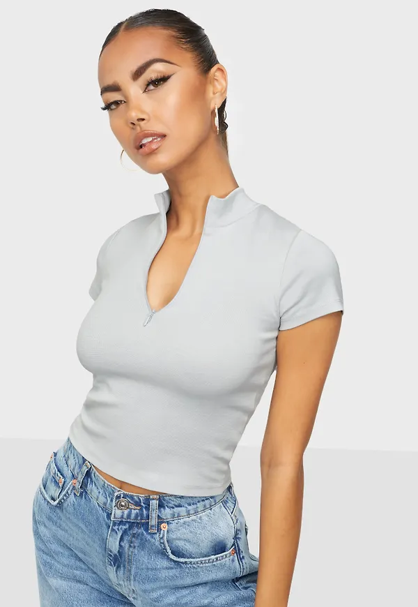 NLY Trend - Crop tops - Dusty Blue - Sporty Zip Top - Toppar