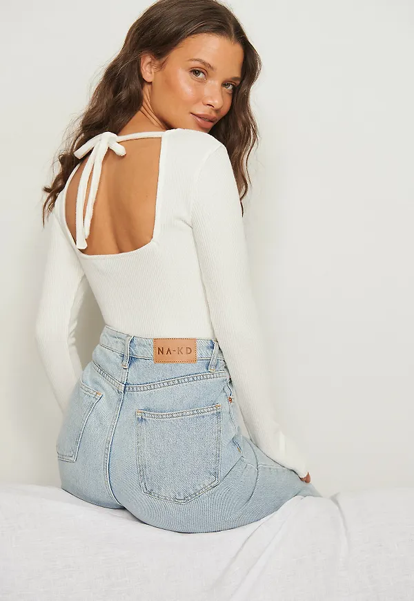 Pamela x NA-KD Reborn Topp med knytdetalj bak - Offwhite