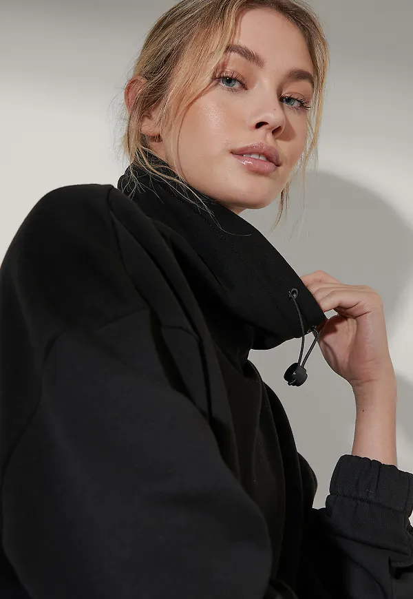 NA-KD Flow Ekologisk Sweatshirt Med Dragsko I Halsen - Black