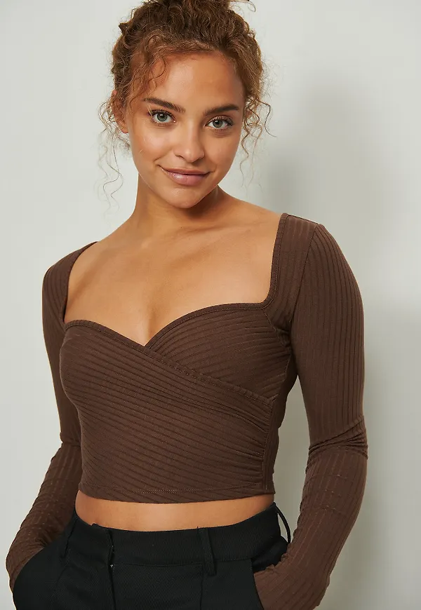 NA-KD Recycled omlottopp med hjärtringing - Brown