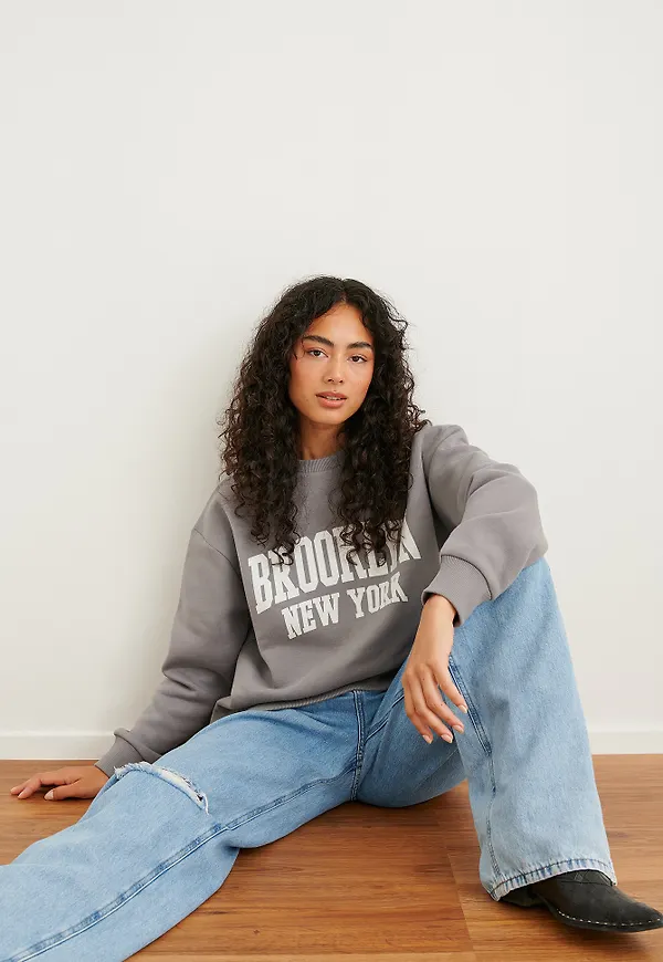 NA-KD Trend Oversized tröja med tryck - Grey