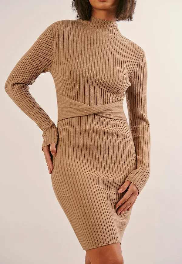 Margaux Dietz x NA-KD Ribbstickad klänning med omlottdetalj - Beige