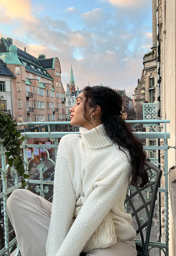 Curated Styles Fluffig stickad tröja med hög krage - Offwhite