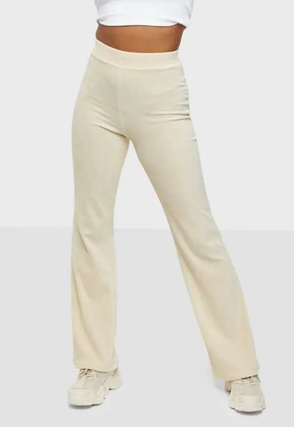 NLY Trend Flirty Velour Pants Mjukisbyxor Creme