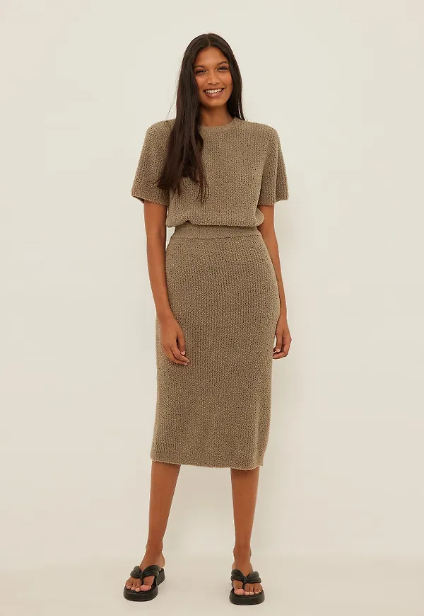 NA-KD Fluffig stickad midikjol - Brown