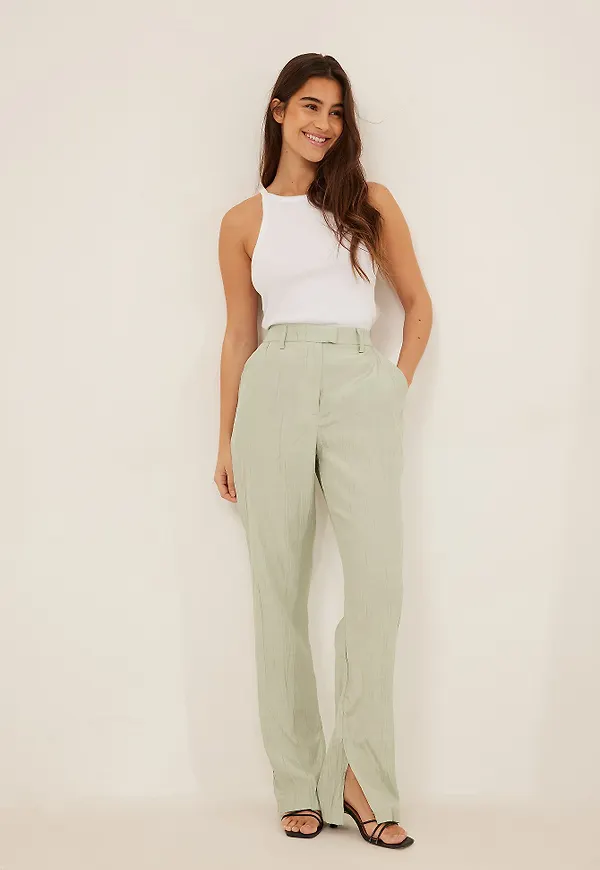NA-KD Classic Böljande byxor med sidoslits - Green