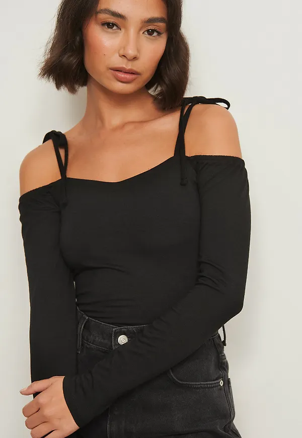 Pamela x NA-KD Reborn Recycled offshouldertopp med detalj - Black
