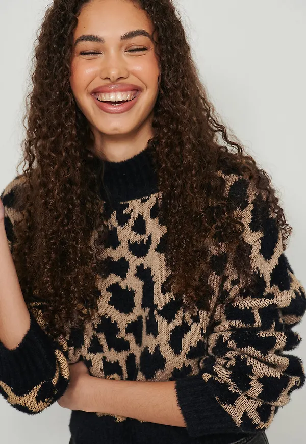 NA-KD Croppad oversize mönsterstickad tröja - Multicolor